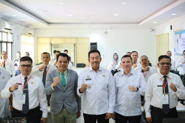 Bupati Madina bersama penguji dan peserta ujian kompetensi.