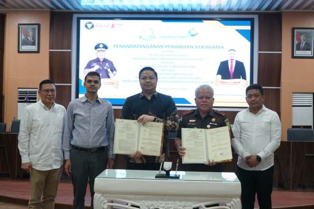 Kajati Sumut Dr.Harli Siregar, SH.,M.Hum bersama Yosrizal Syamsuri selaku Acting As President Director PT.Angkasa Pura Aviasi mendatangani kerja sama, Rabu (15/10/2025).