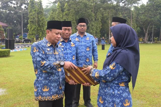 Dua ASN Pemkab Deliserdang diberhentikan yang dinilai telah melanggar kode etik dan disiplin kerja.