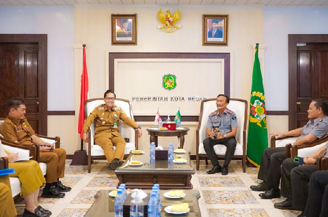 IMG-20251023-WA0018(1)_resize_88 Kepala Kantor Wilayah Kementerian Hukum Sumatera Utara, Ignatius Mangantar Tua Silalahi beraudiensi dengan Wali Kota Medan Rico Waas, di Balai Kota, Senin (20/10/2025).