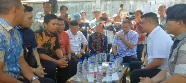 Gubernur Sumatera Utara (Sumut) Muhammad Bobby Afif Nasution bersama Wali Kota Binjai Amir Hamzah dan Wakil Wali Kota Binjai Hasnul Jihadi di dampingi sejumlah OPD menemui Guru SMK 1 Kutalimbaru yang dilaporkan orang tua siswa ke polisi, di kediamannya di Jalan Nibung II Lingkungan 1 Jati Makmur, Kota Binjai, Jumat (31/10/2025). Foto/Diskominfo Sumut 