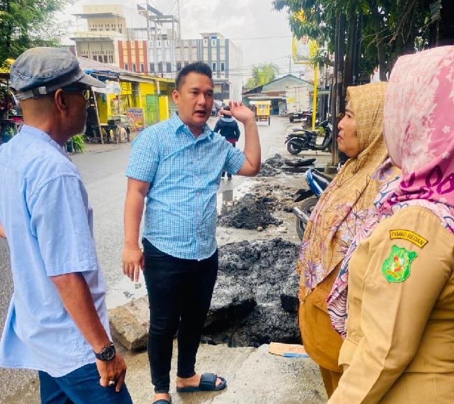 Ketua Komisi I DPRD Medan Reza Pahlevi Lubis S Kom hadir langsung mendampingi Petugas Penanganan Prasarana dan Sarana Umum (P3SU) membersihkan drainase/gorong gorong, Senin (20/10/2025).