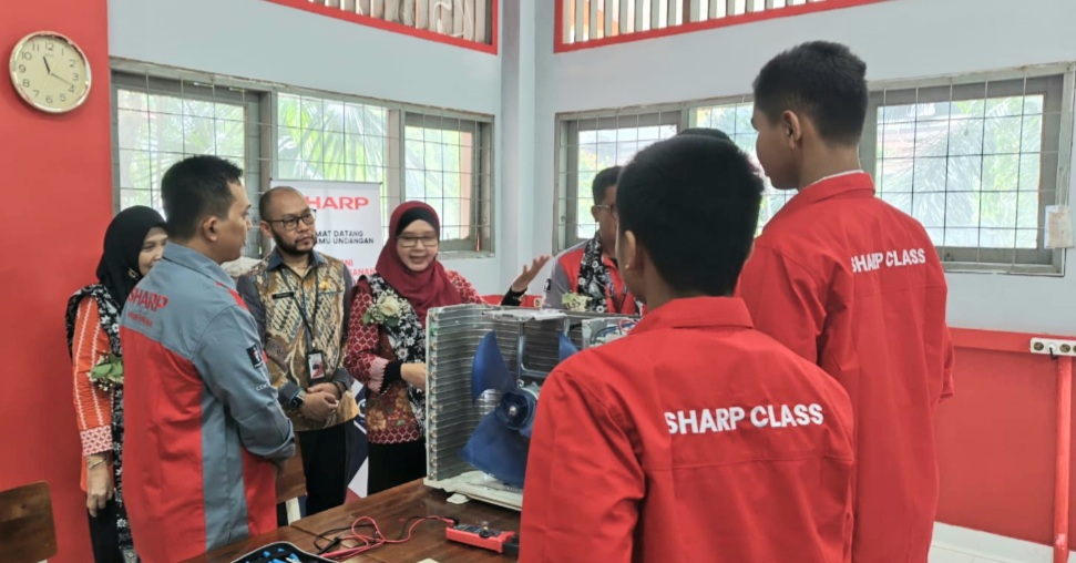 Perwakilan Sharp bersama perwakilan skeolah SMKN 39 Jakarta dan perwakilan dinas melihat langsung proses penyampaian materi program Sharp Class