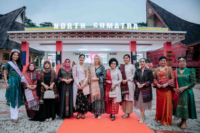 20251103_131829_resize_52 Ketua Dekranasda Provinsi Sumut Kahiyang Ayu, menghadiri Peringatan Hari Ulos Nasional Tahun 2025 di Anjungan Sumut, Taman Mini Indonesia Indah (TMII), Jakarta, Minggu (2/11/2025). Foto/Diskominfo Sumut