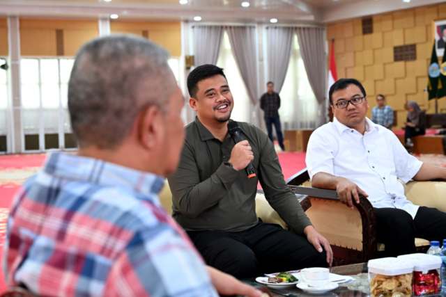 Gubernur Bobby saat menggelar pertemuan di Aula Tengku Rizal Nurdin Medan, Minggu (2/11/2025).