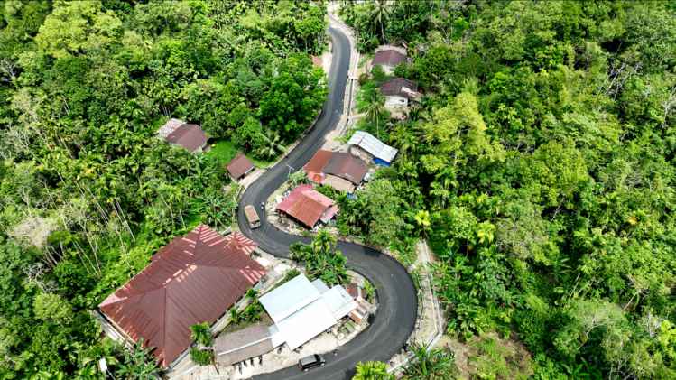 Foto Jalan Kabupaten Nias Barat 1 SEJUMLAH ruas jalan yang telah diperbaiki di Kepulauan Nias. Perbaikan infrastruktur ini merupakan bagian dari program Hasil Terbaik Cepat (PHTC) melalui Infrastruktur Terintegrasi (INSTANSI), sebagai langkah cepat Gubernur Bobby dalam menangani persoalan infrastruktur di Kepulauan Nias. Perbaikan ini diharapkan memperlancar akses transportasi warga serta mendukung aktivitas ekonomi masyarakat setempat.
