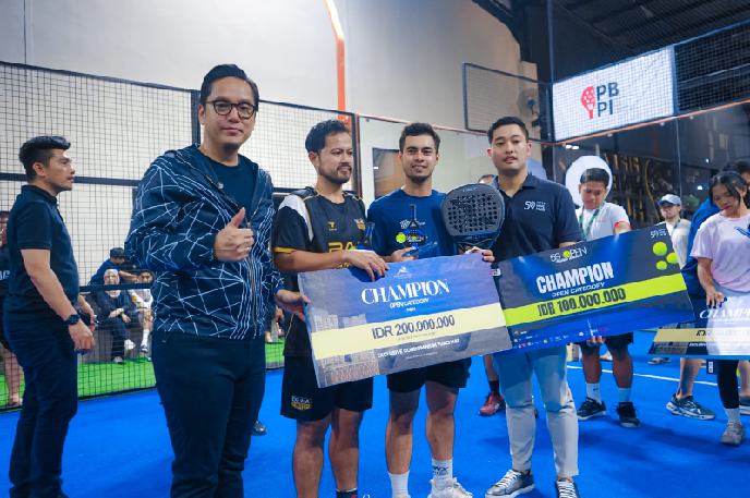 IMG-20251103-WA0042_resize_3 Wali Kota Medan, Rico Tri Putra Bayu Waas menghadiri penutupan turnamen Padel bertajuk "Padel Tournament 59 Open", yang berlangsung di 59 Fifty Nine Hub, Jalan Mongonsidi, Kecamatan Medan Polonia, Minggu (2/11/2025) malam