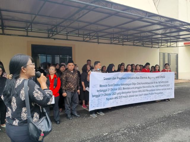 IMG-20251104-WA0018_resize_86 Aksi damai puluhan dosen dan pegawai UDA Medan di depan Gedung Rektorat, Selasa (4/11/2025).