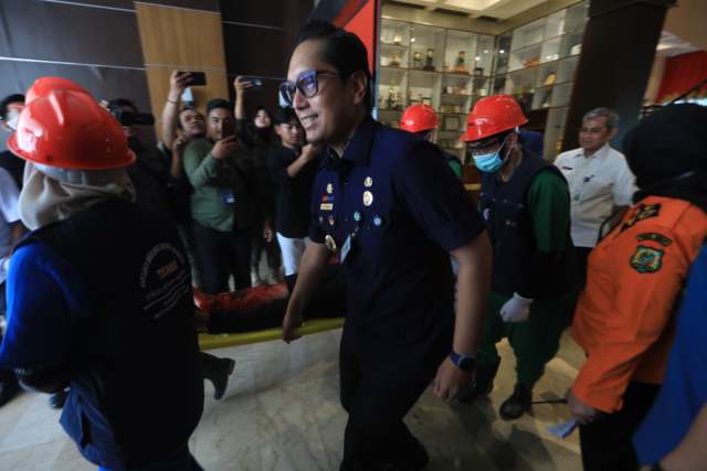 IMG-20251105-WA0008 Wali Kota Medan Rico Waas dievakuasi saat simulasi gempa, Selasa (4/11/2025).