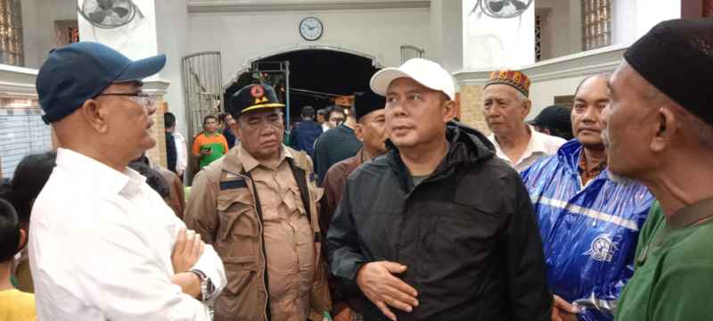 IMG-20251128-WA0009 Wakil Ketua DPR RI Cucun Ahmad Syamsurizal bersama Ketua Komisi VIII Marwan Dasopang meninjau lokasi pengungsian warga terdampak banjir akibat meluapnya Sungai Deli di Medan, Kamis (27/11/2025).