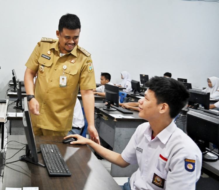 Gubernur Sumatera Utara (Sumut) Muhammad Bobby Afif Nasution meninjau Pelaksanaan Tes Kompetensi Akademik (TKA) di SMA Negeri 1 Medan, Jalan Cik Ditiro, Medan, Selasa (4/11/2025). Foto/Diskominfo Sumut 