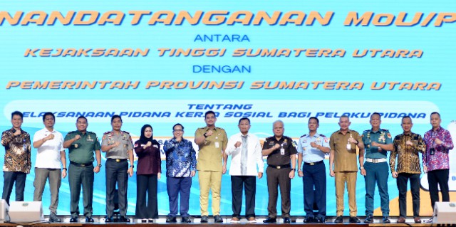 Teks : Gubernur Sumatera Utara (Sumut) Muhammad Bobby Afif Nasution menandatangani Perjanjian Kerja Sama dengan Kejaksaan Tinggi Sumut tentang Sinergitas dalam pelaksanaan Pidana Kerja Sosial bagi Pelaku Pidana di Aula Raja Inal Siregar, Kantor Gubernur Sumut.(rel) Teks : Gubernur Sumatera Utara (Sumut) Muhammad Bobby Afif Nasution menandatangani Perjanjian Kerja Sama dengan Kejaksaan Tinggi Sumut tentang Sinergitas dalam pelaksanaan Pidana Kerja Sosial bagi Pelaku Pidana di Aula Raja Inal Siregar, Kantor Gubernur Sumut.(rel)