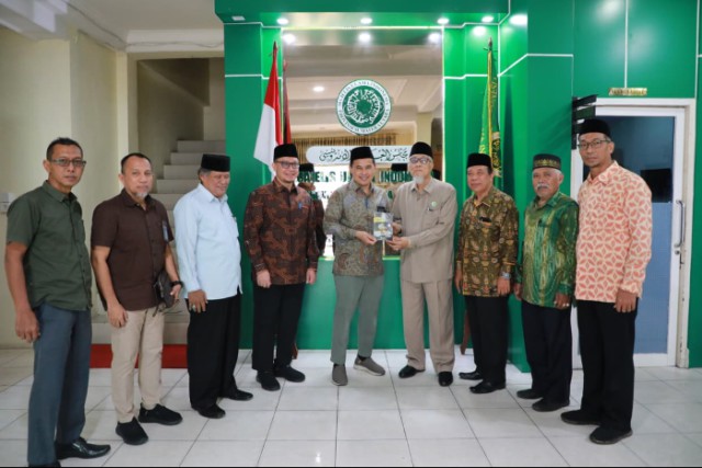 Teks : General Manager PLN UID Sumatera Utara, Mundhakir saat menyampaikan Buku LUTD karyanya kepada Ketua MUI Sumut, Dr. Maratua Simanjuntak sebagai wujud hadirnya PLN untuk masyarakat Prasejahtera.(ist)