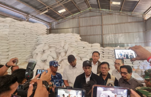Keterangan Foto: Menteri Pertanian Andi Amran Sulaiman didampingi Gubernur Sumut Muhammad Bobby Afif Nasution dan Bupati Tapteng Masinton Pasaribu meninjau Kompleks Pergudangan Sarundik, Tapanuli Tengah, Rabu, 3 Desember 2025. Amran memastikan pengiriman stok beras tiga kali kebutuhan serta perbaikan lahan sawah dan jagung berikut penyediaan benih gratis.(ist)