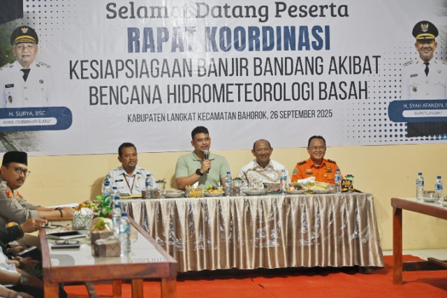 Foto: Gubernur Sumatera Utara Muhammad Bobby Afif Nasution mengikuti Rakor Kesiapsiagaan Banjir Bandang akibat Bencana Hidrometeorologi Basah bersama Kepala BMKG RI Dwikorita Karnawati melalui sambungan virtual di Kantor Camat Bahorok, Kabupaten Langkat baru-baru ini. (Ist)