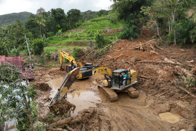 Teks : Akses di wilayah Silungkang yang sempat terputus akibat bencana banjir bandang secara bertahap mulai dapat dilalui kembali. Sejumlah titik, termasuk di Jorong Tantaman, Nagari Tigo Koto Silungkang Kec. Palembayan Kab. Agam, akses masih terputus karena timbunan material lumpur, batu dan kayu, Rabu (3/12).