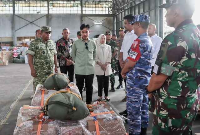 Wapres Posko Bencana Sumut 4 Gubernur Sumatera Utara (Sumut) Muhammad Bobby Afif Nasution mendampingi Wakil Presiden (Wapres) Republik Indonesia Gibran Rakabuming Raka meninjau Posko Bantuan Bencana Sumut di Lanud Soewondo Medan, Kamis (4/12/2025).