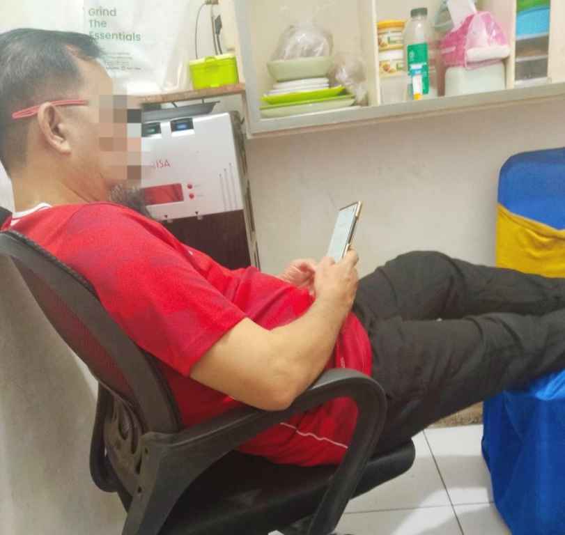 IMG_20260119_230651 Napi korupsi, IS, terlihat sedang asik bermain HP yang diduga di Rutan Tanjung Gusta