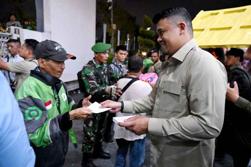 GUBERNUR BERI THR KEPADA WARGA 07