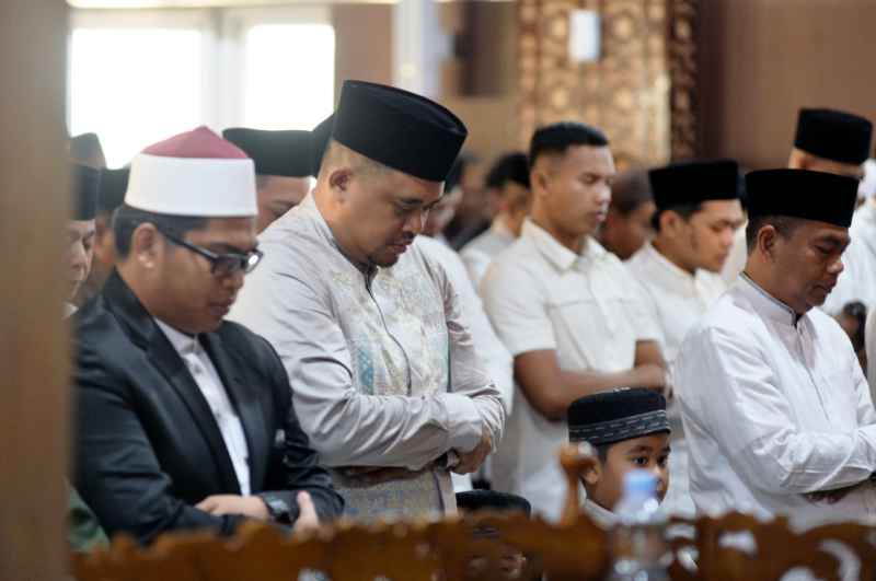 Gubsu Salat Id 1447 H (2) Gubernur Sumatera Utara (Sumut) Bobby Nasution bersama Bupati Serdangsedagai Dharma Wijaya melaksanakan Salat Idulfitri 1447 H di Masjid Agung Sei Rampah Jalan Lintas Medan-Tebingtinggi. Sabtu (21/3/2026).
