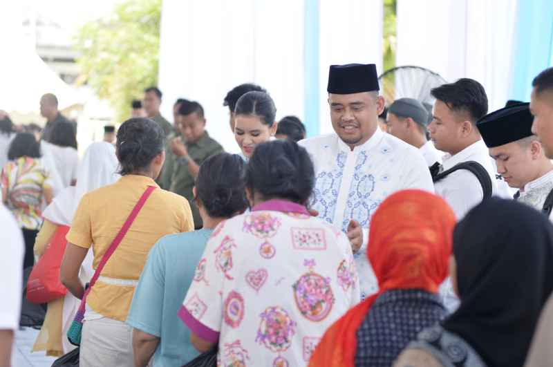Gubsu open house Lebaran (5) Gubernur Sumatera Utara (Sumut) Bobby Nasution didampingi Ketua TP PKK Provinsi Sumut Kahiyang Ayu menggelar open house serta membagikan bantuan sembako dan THR kepada masyarakat di Rumah Dinas Gubernur Jalan Jenderal Sudirman Kota Medan, Sabtu (21/3/2026).