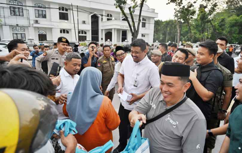 IMG-20260319-WA0001 Gubernur Sumatera Utara (Sumut) Muhammad Bobby Afif Nasution membagikan tunjangan hari raya (THR) kepada masyarakat di Kota Medan, Selasa (17/3/2026). Bantuan yang diberikan berupa kebutuhan pokok (sembako) dan santunan uang tunai.