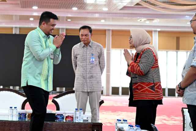 Gubernur Sumatera Utara (Sumut) Muhammad Bobby Afif Nasution di damping sejumlah OPD, menerima audiensi Kepala Perwakilan BI Provinsi Sumut Rudy Brando Hutabarat bersama ekonom senior dan pakar investasi nasional Hendri Saparini, di Aula Tengku Rizal Nurdin, Jalan Sudirman No 41, Medan, Kamis (16/4/2026).