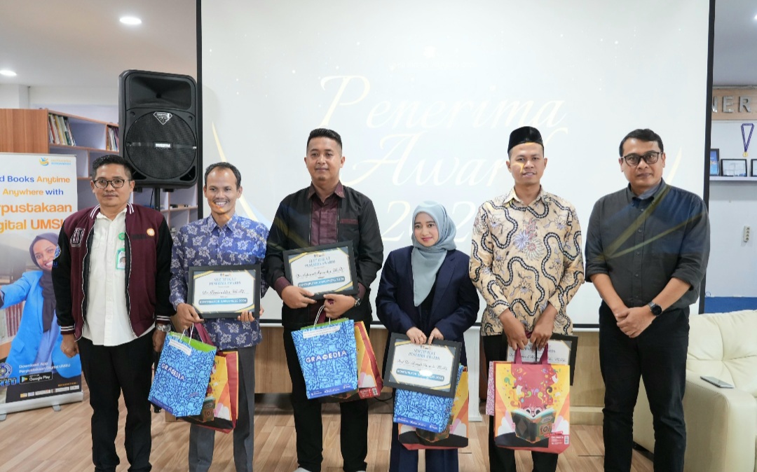 UMSU PRESS AWARD: Wakil Rektor III didampingi Kepala UMSU Press foto bersama kepada penerima UMSU Press Award 2026