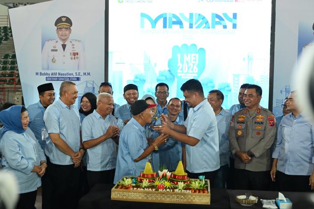 Gubernur Sumatera Utara (Sumut) Muhammad Bobby Afif Nasution bersama Wakil Gubernur Sumut Surya, Kapolda Sumut Irjen Pol. Whisnu Hermawan Februanto, Pj. Sekretaris Daerah Sumut Sulaiman Harahap, para perwakilan Forkopimda, serta OPD Pemprov Sumut menghadiri Peringatan Hari Buruh Internasional (MAYDAY) di Gedung Serbaguna Pemprov Sumut jalan Willem Iskandar, Kabupaten Deli Serdang, Jumat (1/5/2026). Foto/Diskominfo Sumut 