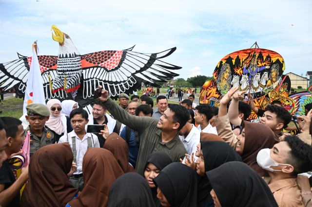 Gubernur Sumatera Utara (Sumut) Muhammad Bobby Afif Nasution membuka Festival Layang-Layang Piala Gubernur Sumut, yang diselenggarakan oleh Komite Olahraga Masyarakat Indonesia (KORMI) Sumut, di Sirkuit Dinas Kepemudaan dan Keolahragaan Sumut, Sabtu (9/5/2026). Foto/Diskominfo Sumut 