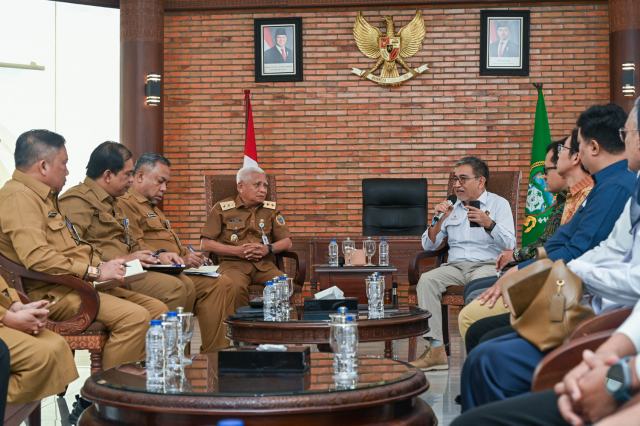 Wakil Gubernur Sumut Surya menerima audiensi Satuan Kerja Khusus Pelaksana Kegiatan Usaha Hulu Minyak dan Gas Bumi (SKK Migas) di Anjungan Lantai 9 Kantor Gubernur Sumut, Jalan Diponegoro No. 30, Medan, Senin (11/5/2026).  Foto/Diskominfo Sumut 