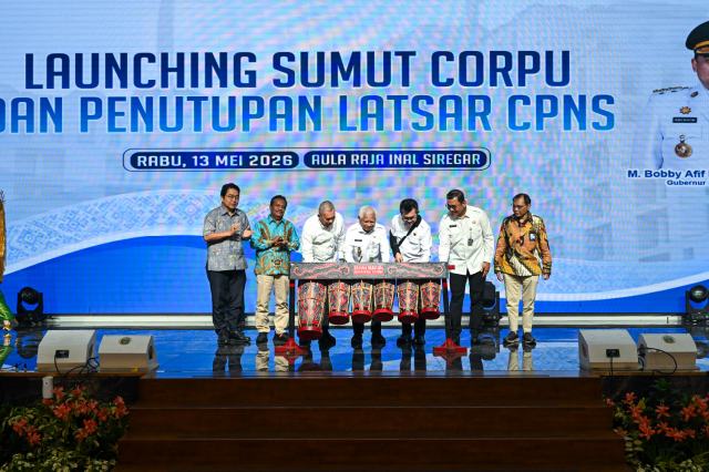 20260513_232341_resize_14 Wakil Gubernur Sumut Surya meluncurkan Sumut Corporate University (Corpu) dan menutup Pelatihan Dasar (Latsar) CPNS Batch I dan II Tahun 2026 di Aula Raja Inal Siregar, lantai 2 Kantor Gubernur Sumut, Jalan Diponegoro No. 30, Medan, Rabu (13/5/2026). Foto/Diskominfo Sumut