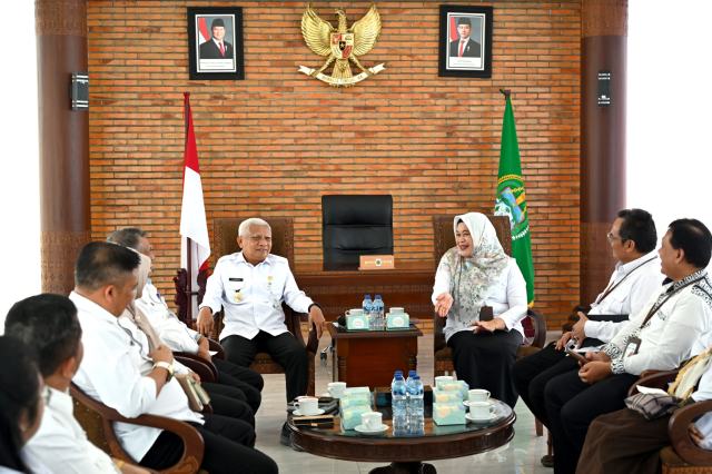 20260513_233448_resize_64 Wakil Gubernur Sumatera Utara (Sumut) Surya, menerima audiensi Kepala Perwakilan Badan Kependudukan dan Keluarga Berencana Nasional (BKKBN) Wilayah Sumut, Fatmawati di Pendopo Lantai 9, Kantor Gubernur Sumut, Jalan Pangeramn Diponegoro Medan, Rabu (13/5/2026). Foto/Diskominfo Sumut