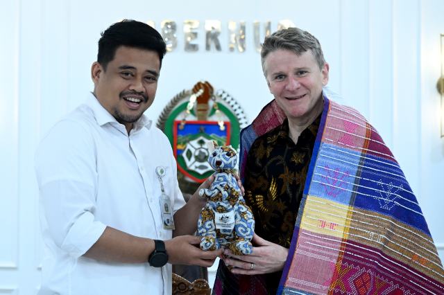 20260514_224951_resize_90 Gubernur Sumatera Utara (Sumut) Muhammad Bobby Afif Nasution didampingi para OPD menerima kunjungan kehormatan Duta Besar Australia untuk Indonesia, Rod Brazier, di Ruang Kerja Gubernur lantai 10 Kantor Gubernur Sumut, Jalan Diponegoro Nomor 30, Medan, Selasa (12/5/2026). Foto/Diskominfo Sumut