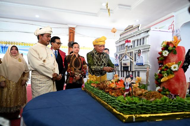 20260517_184427_resize_25 Wakil Gubernur Sumatera Utara (Sumut) Surya di dampingi OPD memotong tumpeng pada acara Resepsi Hari Jadi ke-154 Kota Binjai di Pendopo Umar Baki, Binjai, Minggu (17/5/2026). Foto/Diskominfo Sumut