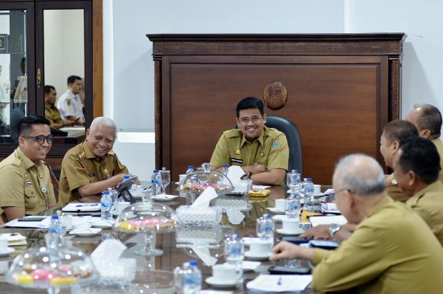 20260518_150155_resize_69 Gubernur Sumatera Utara (Sumut) Muhammad Bobby Afif Nasution didampingi Wakil Gubernur Sumut Surya menerima kunjungan Bupati Asahan Taufik Zainal Abidin di Kantor Gubernur Sumut Jalan Diponegoro Kota Medan, Senin (18/5/2026). Foto/Diskominfo Sumut
