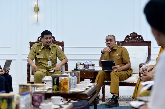 20260518_190955_resize_2 Gubernur Sumatera Utara (Sumut) Muhammad Bobby Afif Nasution memimpin Rapat Koordinasi dengan Organisasi Perangkat Daerah (OPD) terkait untuk Pembangunan Rumah Sakit Internasional Provinsi Sumut di Ruang Kerja Kantor Gubernur Jalan Diponegoro Kota Medan. Senin (18/5/2026). Foto/Diskominfo Sumut