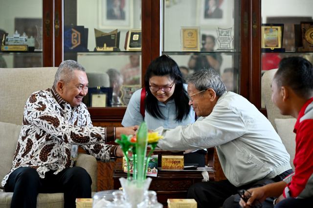Penjabat (Pj) Sekretaris Daerah Provinsi (Sekdaprov) Sumut Sulaiman Harahap saat menerima kunjungan perwakilan OSIN Techno Co Ltd, Ota Keizo, di Ruang Kerja Sekda Sumut, Kantor Gubernur Sumut, Jalan Pangeran Diponegoro Nomor 30 Medan, Jumat (22/5/2026). Foto/Diskominfo Sumut