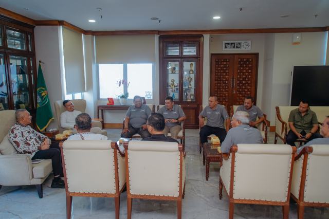 Pj Sekretaris Daerah Provinsi Sumatera Utara (Sumut) Sulaiman Harahap menerima audiensi Pengurus Forum Wartawan Pemprov (FWP) Sumut di Ruang Kerja Lantai 9 Kantor Gubernur Sumut Jalan Diponegoro Kota Medan, Jumat (22/5/2026). Pemerintah provinsi (Pemprov) berkomitmen penuh untuk mendukung berbagai program kerja yang diinisiasi oleh (FWP) Sumut sebagai mitra strategis pemerintah. Foto/Diskominfo Sumut 