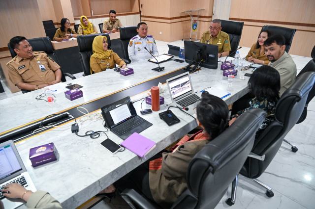 20260526_074725_resize_99 Pj. Sekdaprov Sumut, Sulaiman Harahap memimpin Rapat Persiapan Pelaksanaan Kegiatan Pekan Raya Sumatera Utara (PRSU) ke 50 di Ruang Rapat 1, lantai 2 Kantor Gubernur Sumut, Jalan Diponegoro No. 30, Medan, Senin (25/5/2026). Foto/Diskominfo Sumut