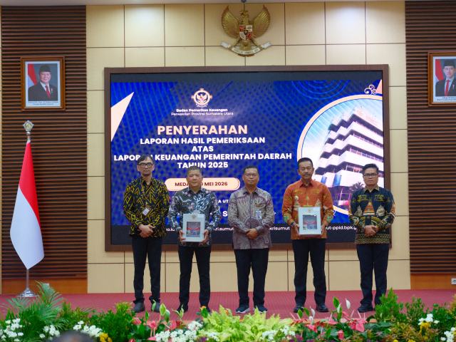 20260530_092729_resize_7 Bupati Madina H. Saipullah Nasution dan Ketua DPRD H. Erwin Efendi Lubis didampingi sejumlah pejabat dari dinas terkait menerima penghargaan WTP keempat kalinya di Kantor BPK RI perwakilan Sumatera Utara di Kantor BPK RI Sumut Jl. Imam Bonjol No.22, Madras Hulu, Kec. Medan Polonia, Kota Medan, Jumat, (29/5/ 2026).