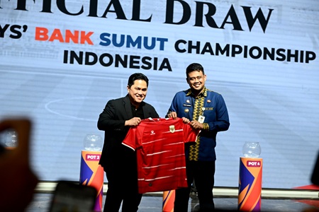 Gubernur Sumatera Utara (Sumut) Muhammad Bobby Afif Nasution bersama Ketua PSSI Erick Thohir memerlihatkan Jersey Timnas Indonesia yang akan digunakan pada Piala AFF U19 pada Drawing Grup Piala AFF U19 atau Asean U19 Boys’ Bank Sumut Championship 2026 di Aula Raja Inal Siregar, Kantor Gubernur Sumut, Jalan Diponegoro 30, Medan, Kamis (7/5/2026). Event ini akan diselenggarakan mulai 1-14 Juni. Sumut sebagai tuan rumah menyiapkan tiga stadion untuk ajang sepakbola internasional ini, yaitu Stadion Utama Sumut, Stadion Teladan dan Stadion Mini Dispora. Foto/Diskominfo Sumut