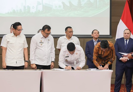 Gubernur Sumatera Utara (Sumut) Muhammad Bobby Afif Nasution menandatangani nota kesepakatan (MoU) percepatan pembangunan Pengolahan Sampah Menjadi Energi Listrik (PSEL) bersama Danantara di Jakarta, Senin (11/5/2026). Penandatanganan tersebut menjadi langkah strategis dalam penanganan persoalan sampah di Sumut, khususnya kawasan Medan Raya atau wilayah aglomerasi Medan dan Deliserdang. Foto/Diskominfo Sumut