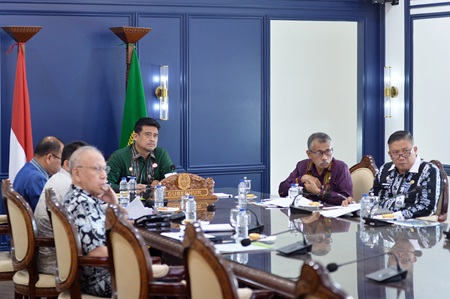 Gubernur Sumatera Utara (Sumut) Muhammad Bobby Afif Nasution menghadiri rapat arahan Kepala Satgas Percepatan Rehabilitasi dan Rekonstruksi Bencana Sumatera secara daring melalui aplikasi Zoom meeting di Ruang kerja Lantai 10 Kantor Gubernur Sumut Jalan Diponegoro Kota Medan, Kamis (21/5/2026). Rapat tersebut membahas Transfer ke Daerah (TKD) bagi daerah terdampak bencana yang hingga kini sebagian masih belum dimanfaatkan. Foto/Diskominfo Sumut