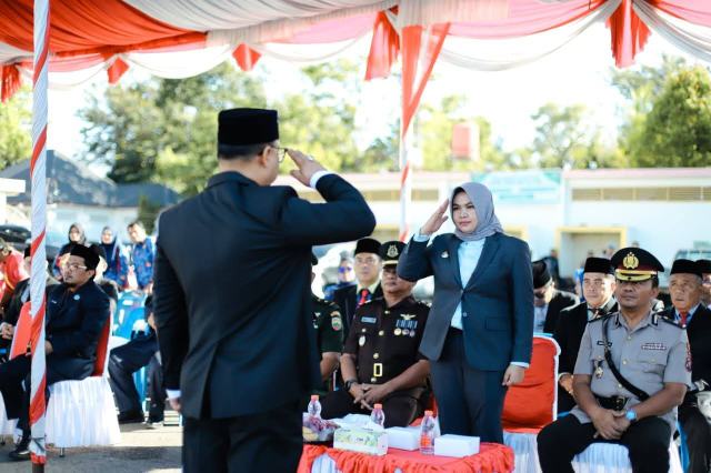 Wakil Bupati Mandailing Natal (Madina) Atika Azmi Utammi Nasution didaulat sebagai inspektur atau pimpinan upacara peringatan Hari Pendidikan Nasional (Hardiknas) Tahun 2026 di pelataran Masjid Agung Nur Ala Nur Aek Godang, Desa Parbangunan, Panyabungan, Sabtu (2/5/2026).