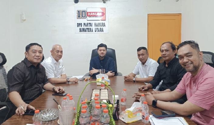 IMG-20260506-WA0015_resize_94 Ketua Dewan Pimpinan Daerah (DPD) Partai Hati Nurani Rakkyat (Hanura) Sumut, El Adrian Shah SE.,M.IP, ketika menerima kunjungan silaturahmi jurnalis senior Idrus Djunaidi SH, di Kantor DPD Hanura Sumut, Selasa (5/5/2026).
