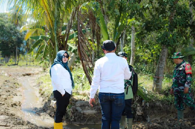 Wakil Bupati Mandailing Natal (Madina) Atika Azmi Utammi Nasution memenuhi janji untuk mengecek progres optimasi dan rehabilitasi lahan di Desa Tangga Bosi III, Kecamatan Siabu, dan Desa Sayurmatua, Kecamatan Naga Juang.