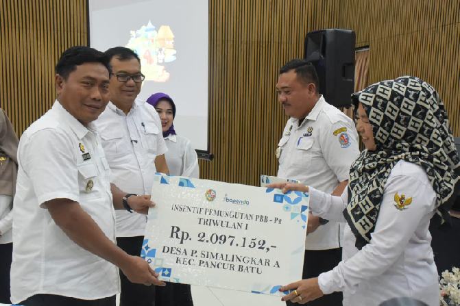 IMG-20260514-WA0000_resize_7 Bupati Deliserdang, dr H Asri Ludin Tambunan bersama Wakil Bupati Lom Lom Suwondo SS dan Ketua TP PKK Kabupaten Deliserdang Ny Jelita Asri Ludin Tambunan menyerahkan insentif pemungutan PBB-P2 Triwulan I kepada camat, kepala desa hingga kepala dusun secara simbolis di Central Hall Pancur Batu, Rabu (13/5/2026). Foto/Diskominfostan Deliserdang