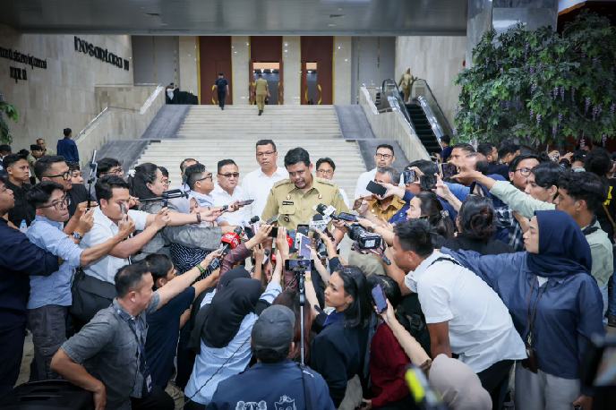 IMG-20260525-WA0004_resize_32 Gubernur Sumut Bobby Nasution saat diwawancarai wartawan di Jakarta, Senin (25/5/2026), usai berkoordinasi dengan pihak PLN terkait pemulihan sistem kelistrikan.