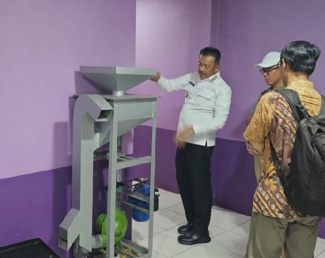 IMG_20260514_115757_resize_70 Bupati Madina sedang mempraktekkan proses pemanfaatan serai wangi. Bupati membawa sejumlah Kadis untuk melaksanakan studi tiru pengembangan serai wangi di Kabupaten Garut, Jawa Barat,, Rabu (13/5/2026).